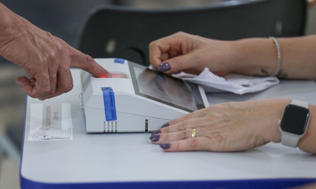 Eleitores de 6 cidades no Mato Grosso e no Paraná votam mudança de distritos no segundo turno