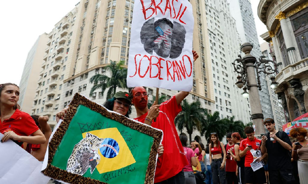 Estudantes ocupam centro do Rio em ato pró-Lula na reta final da disputa presidencial