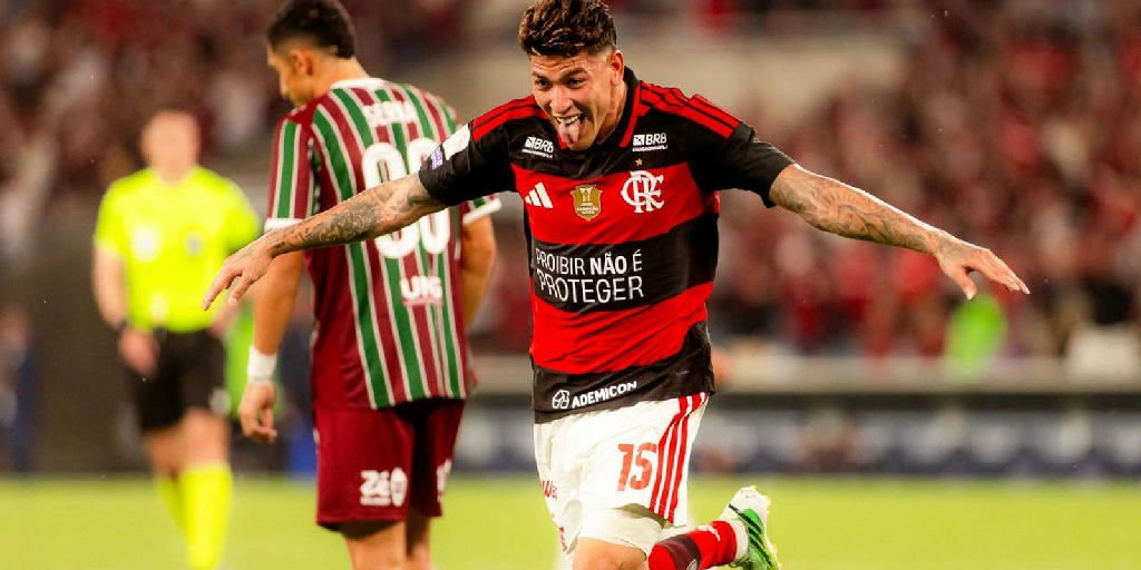 Flamengo sustenta liderança do Brasileirão após vitória em clássico contra o Fluminense