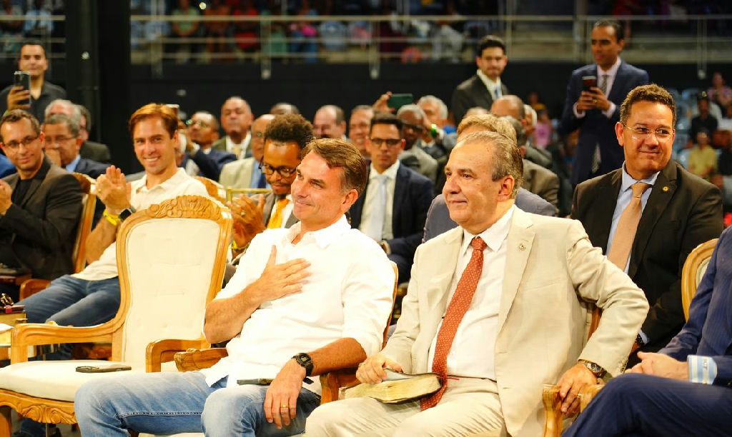 Flávio Bolsonaro articula apoio com prefeitos e vereadores em São Paulo