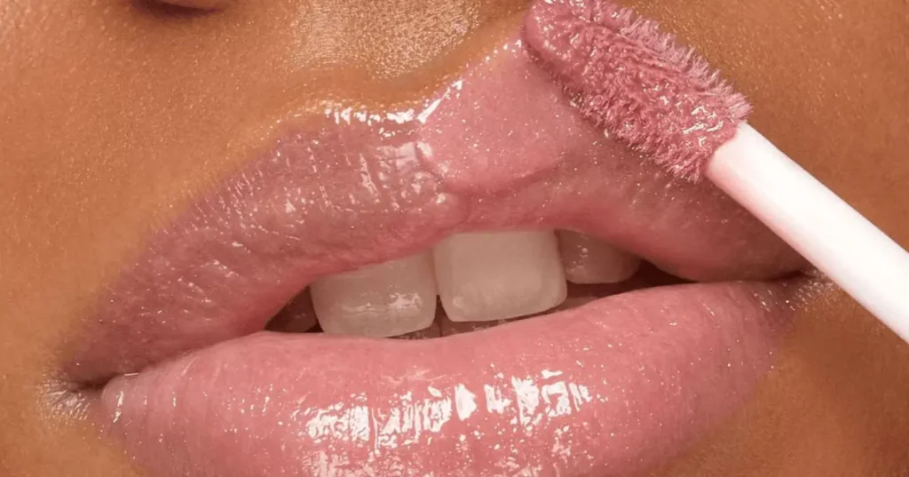 Gloss com ácido hialurônico viraliza ao prometer efeito de preenchimento labial instantâneo