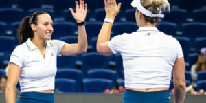 Luisa Stefani e Gabriela Dabrowski eliminam campeãs olímpicas e avançam em Pequim