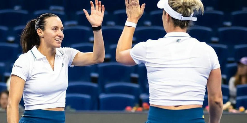 Luisa Stefani e Gabriela Dabrowski eliminam campeãs olímpicas e avançam em Pequim