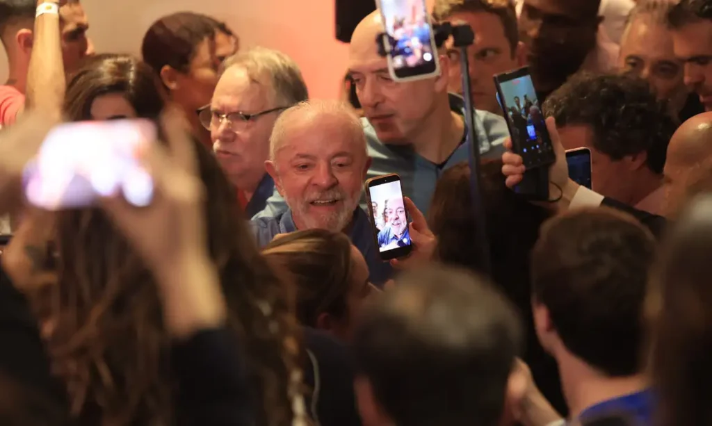 Lula agradece votos e aponta desafio contra interferência digital externa