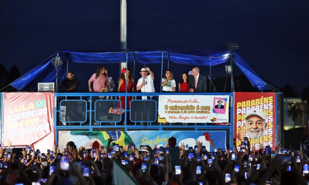 Lula classifica fuga de Flávio Bolsonaro para os Estados Unidos como ato vergonhoso e cobra a Justiça