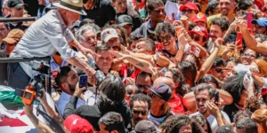 Lula critica oposição e reforça apoio ao fim da escala 6x1 em ato no Distrito Federal