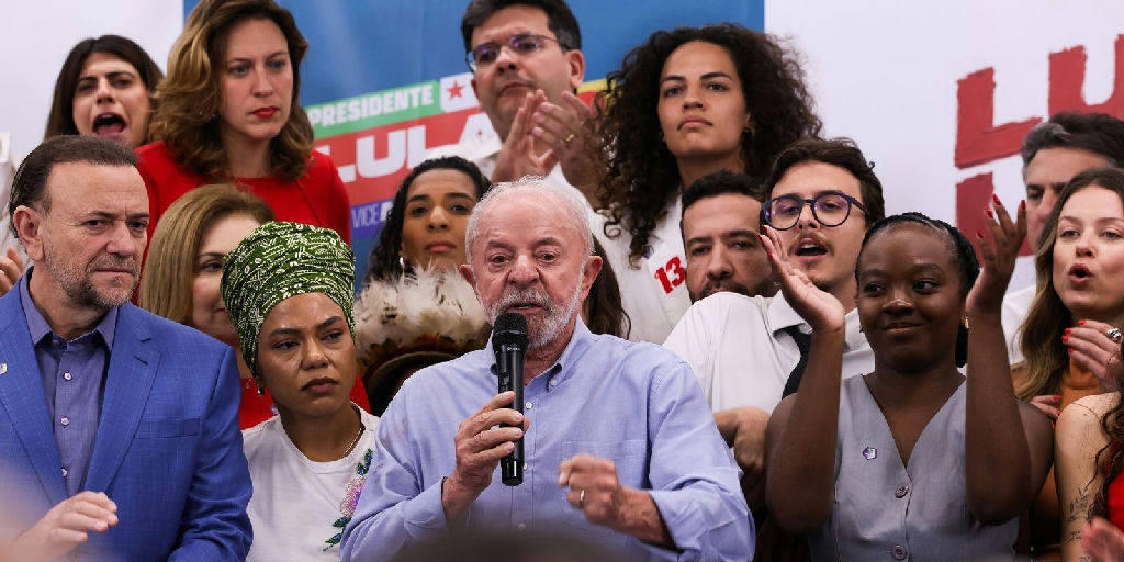 Lula desafia Flávio Bolsonaro a apoiar o fim da escala 6x1 na reta final da campanha