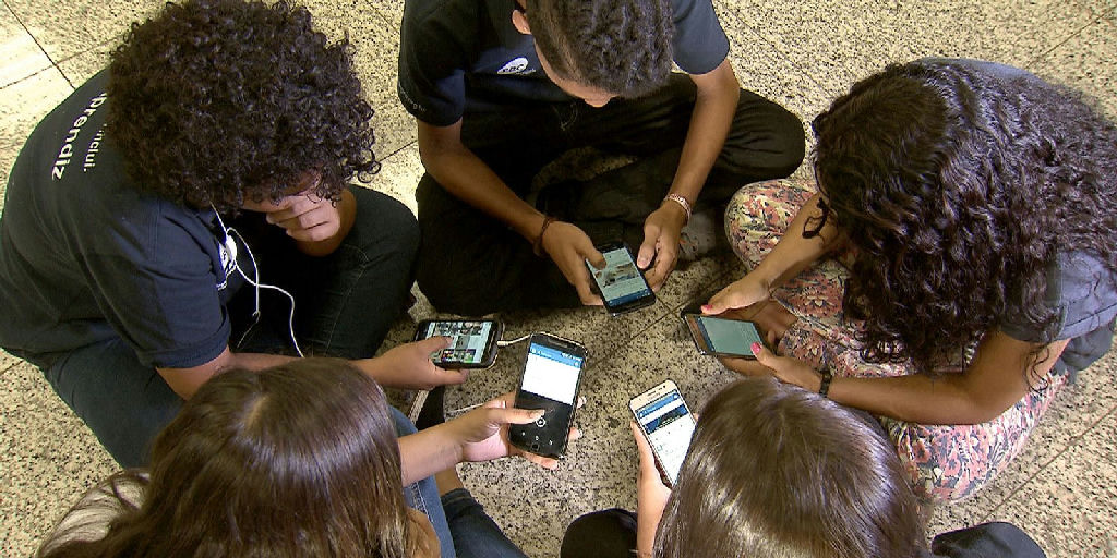 Maioria dos brasileiros rejeita uso de celulares por crianças de até três anos