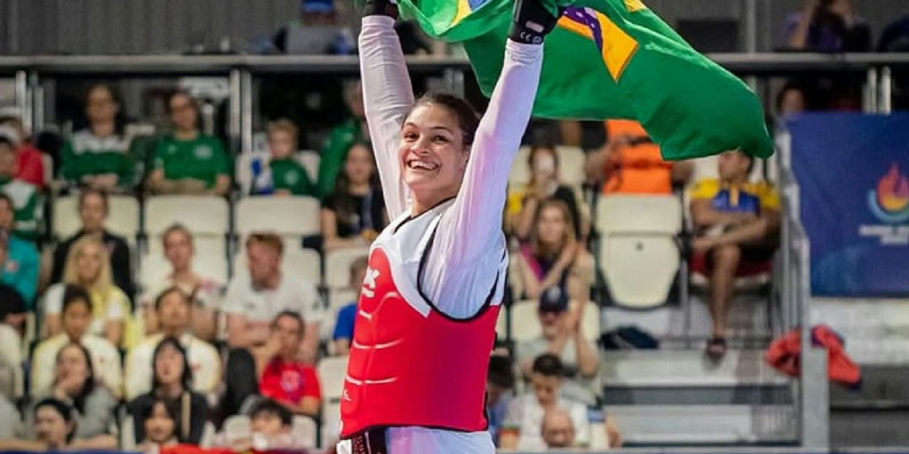 Maria Clara Pacheco conquista ouro em Paris e amplia domínio no taekwondo mundial