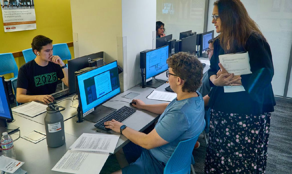 MEC amplia oferta de formação gratuita para professores no Dia do Docente