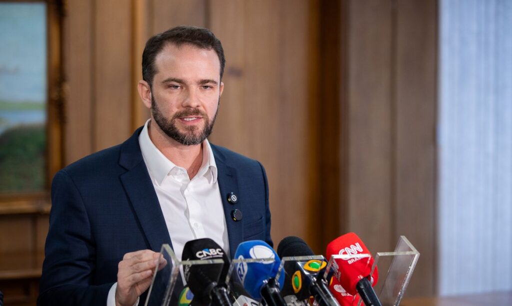 Ministro da fazenda garante manutenção de superávit no orçamento para 2027