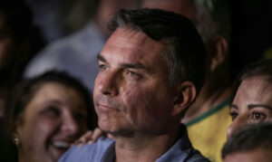 Sabatina presidencial expõe contradições de Flávio sobre economia e atos golpistas