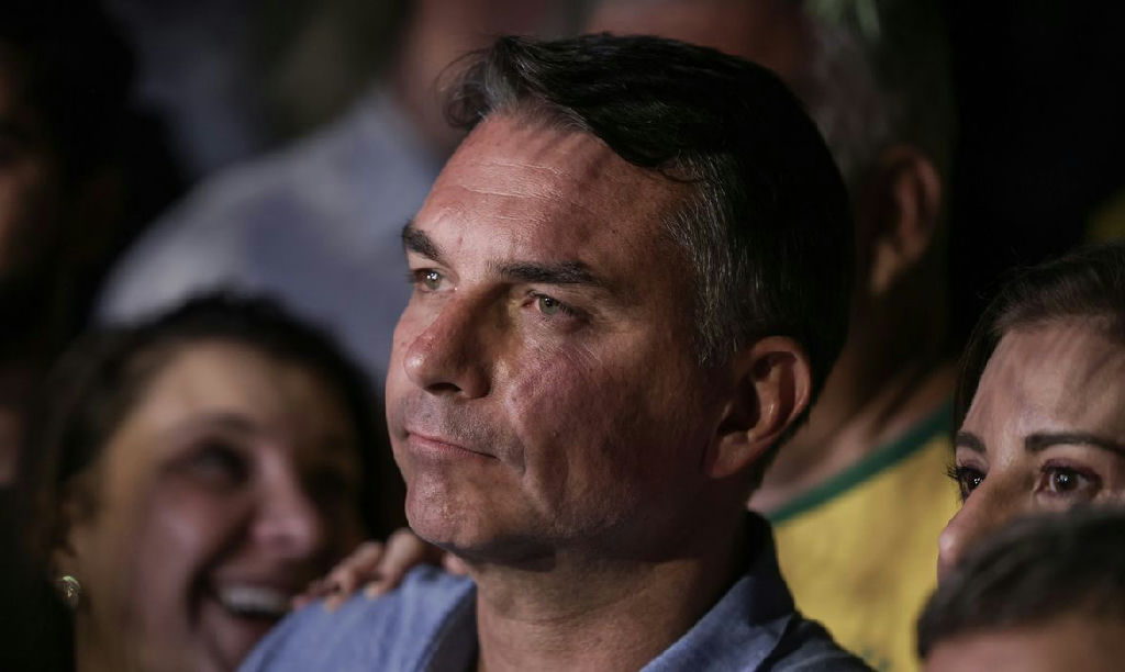 Sabatina presidencial expõe contradições de Flávio sobre economia e atos golpistas