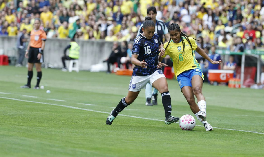 Seleção feminina desembarca em Recife para segundo amistoso contra a Argentina