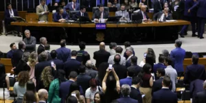 Senado define data para votação da PEC que propõe o fim da escala 6x1