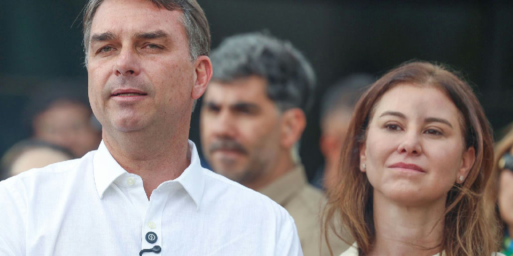 Senador Flávio Bolsonaro vai à missa na Catedral após STF liberar visitas ao pai em prisão domiciliar