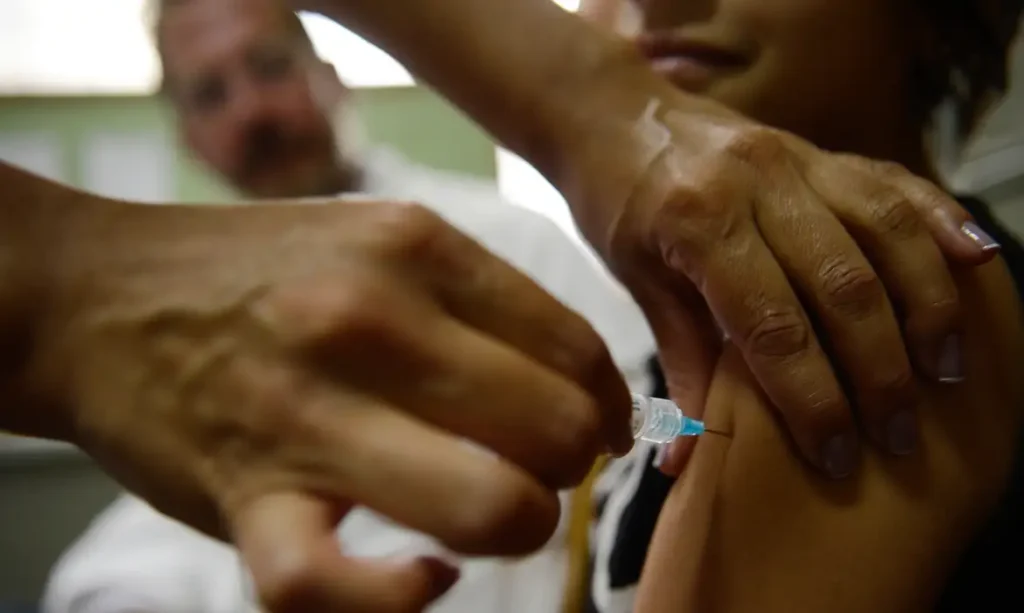 Vacina contra HPV reduz em quase 78% consultas no SUS por lesões pré-cancerígenas