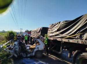 Acidente entre carro e caminhão deixa 5 mortos em rodovia de SC