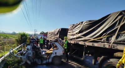 Acidente entre carro e caminhão deixa 5 mortos em rodovia de SC