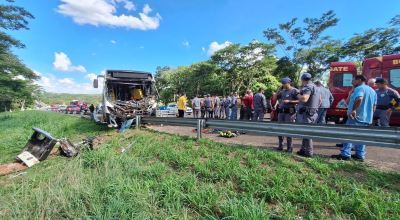 Acidente entre ônibus e carreta deixa um ferido em rodovia entre Presidente Prudente e Álvares Machado