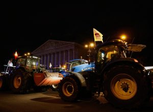 Agricultores franceses realizam novo protesto em Paris na tentativa de impedir acordo com o Mercosul