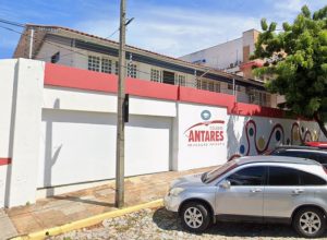 Aluno desmaiou 5 min após beber mistura de álcool com remédios em escola de Fortaleza, diz mãe