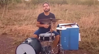 Após vizinho chamar polícia, baterista passa a ensaiar no mato e viraliza nas redes: 'É minha terapia'