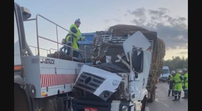 Batida entre dois caminhões deixa uma pessoa morta na BR-040, em Sete Lagoas