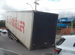 Baú de caminhão tomba e bloqueia pista na Av. Bernardo Manuel, em Fortaleza