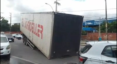 Baú de caminhão tomba e bloqueia pista na Av. Bernardo Manuel, em Fortaleza