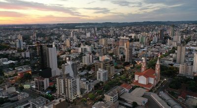 Bebê de 1 ano morre atropelado pelo pai durante manobra na garagem de casa em Chapecó