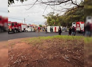 Bebê morre e mãe fica ferida após ambulância tombar em acidente