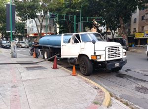 Caminhã-pipa distribui água em Caracas para moradores atingidos por terremoto na Venezuela
