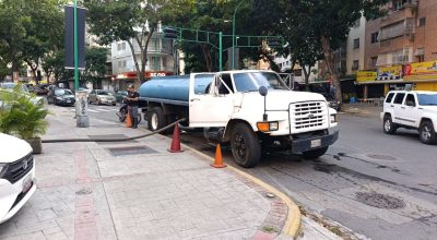Caminhã-pipa distribui água em Caracas para moradores atingidos por terremoto na Venezuela