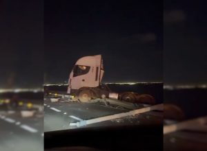 Caminhão derruba poste e grade de proteção e quase desce ribanceira no lago de Palmas