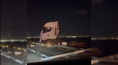 Caminhão derruba poste e grade de proteção e quase desce ribanceira no lago de Palmas