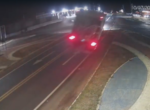 Carreta carregada de melão tomba na BR-226, no Oeste do RN