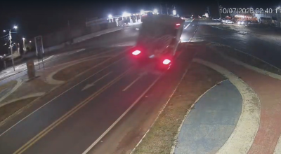 Carreta carregada de melão tomba na BR-226, no Oeste do RN