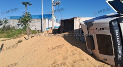 Carreta tomba e derrama carga de soja na Raposo Tavares em Itapetininga