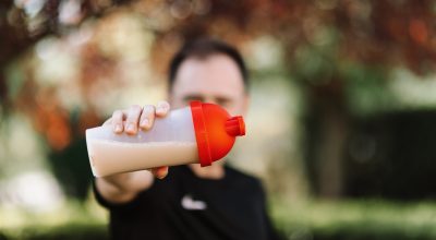 Comer menos proteínas pode trazer benefícios à saúde e prolongar vida