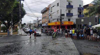 Corpos de homens que morreram eletrocutados em corrida de rua são sepultados na PB