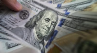Dólar abre de olho na guerra do Irã