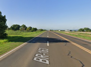Duas pessoas morrem em engavetamento entre carretas na BR-163 em Coxim