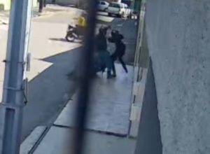 Dupla é presa após assalto a entregador em Fortaleza; vídeo