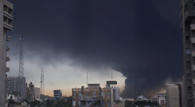 Entenda como explosões transformaram 'dia em noite' no Irã e colocaram cidade sob alerta de chuva ácida