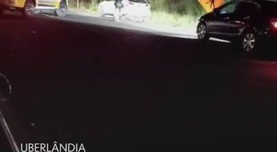 Entregador morre após colisão entre moto e carro em Uberlândia; motorista é preso suspeito de dirigir embriagado