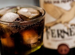 Fernet com Coca: drink tipicamente argentino tem vendas impulsionadas por hit regional e vira moda no RS