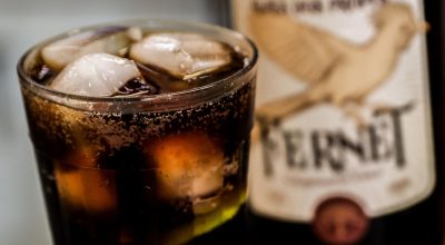 Fernet com Coca: drink tipicamente argentino tem vendas impulsionadas por hit regional e vira moda no RS