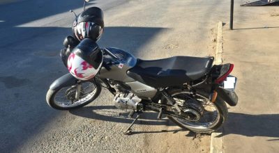 Gêmeos presos em Januária com moto furtada e placa dobrada