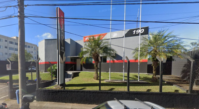 Homem bêbado ameaça esposa com martelo e quebra carro que deu de presente